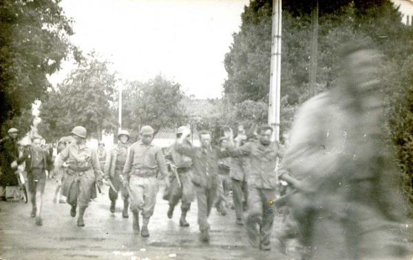 1944-09-06-2eme-rsar-givry-prisonniers-allemands.jpg
