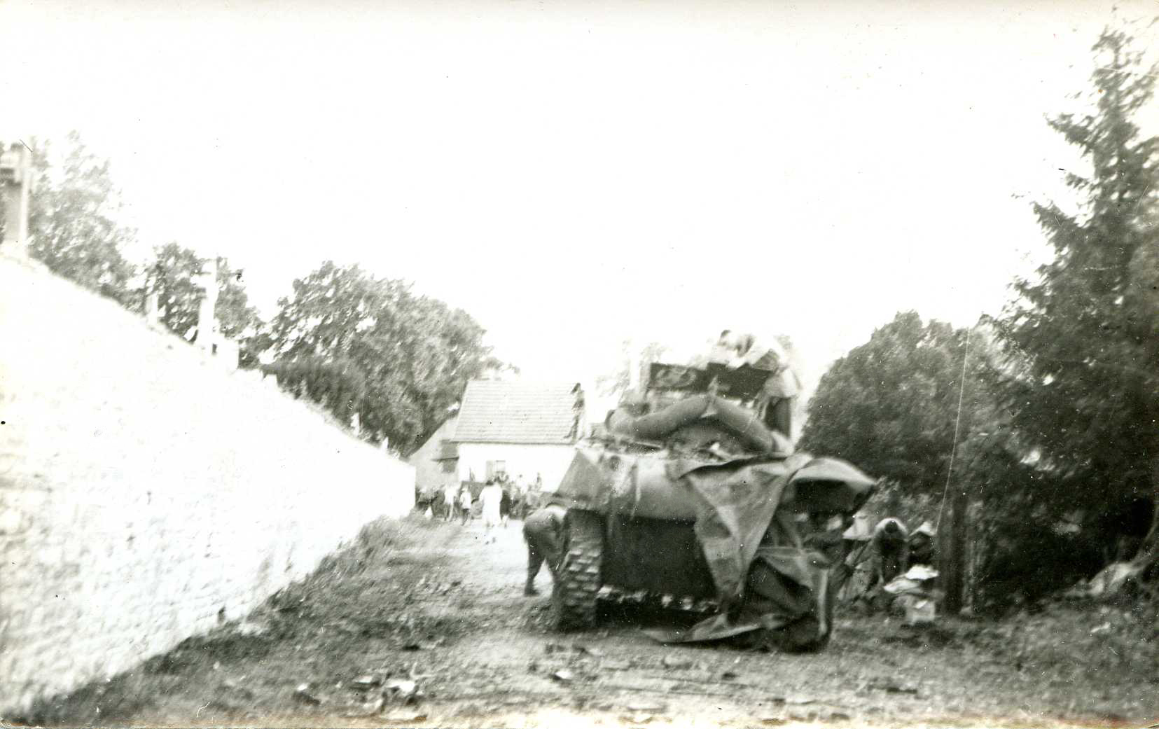 Givry 05 09 1944 le char tonnerre detruit vue arriere mg446