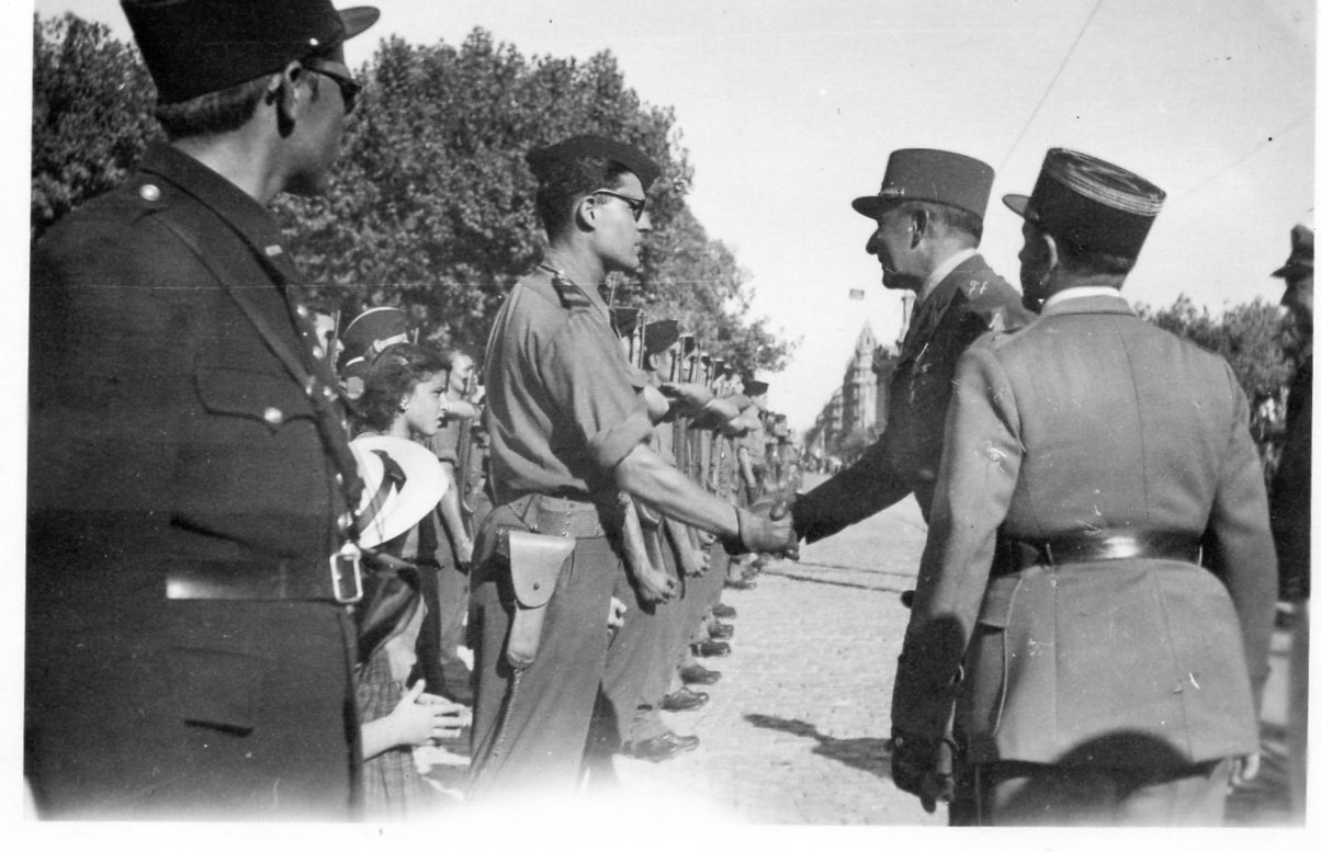 1945 08 anniversaire liberation de toulon toulon gal de lattre felicitant lt caniotet 2e peloton 4es cadron